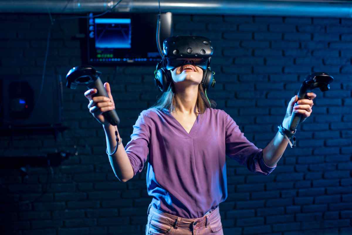 woman playing game with virtual reality headset in 2022 01 19 00 17 38 utc 1