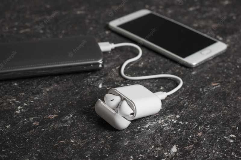 process charging wireless headphones smartphone from powerbank modern wireless accessories 94064 8326 1